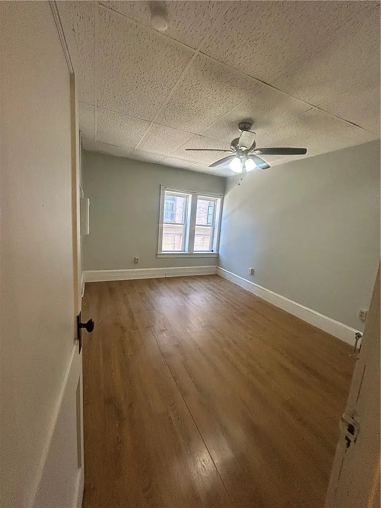 2 bed, 1.0 bath, 1000 sqft, $1,300 — Photo 2