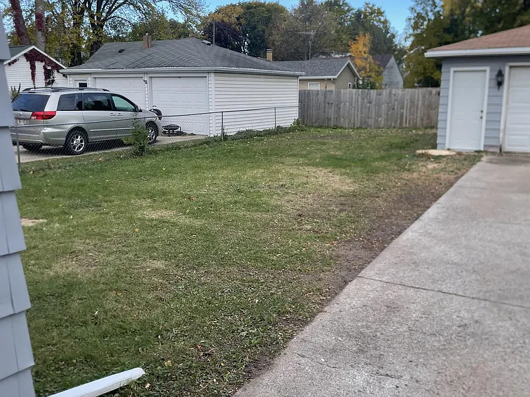 1318 W Spencer St — Photo 24