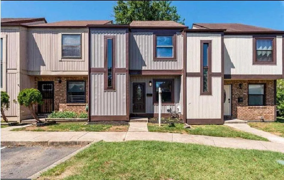 22 Helmsman Ct