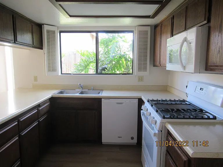 1220 Iris Ct — Photo 7