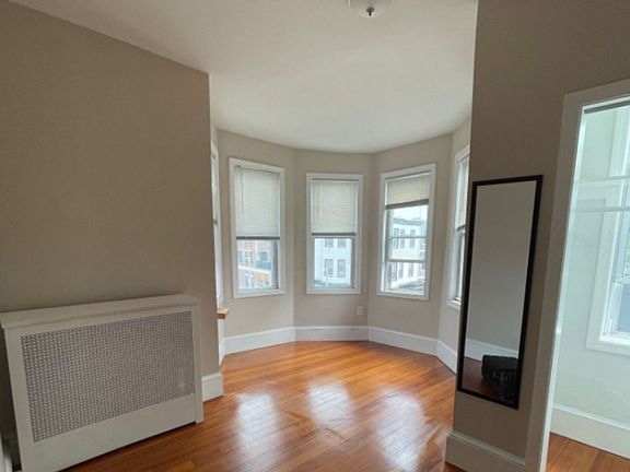 5th image of 243 Maverick St #3B