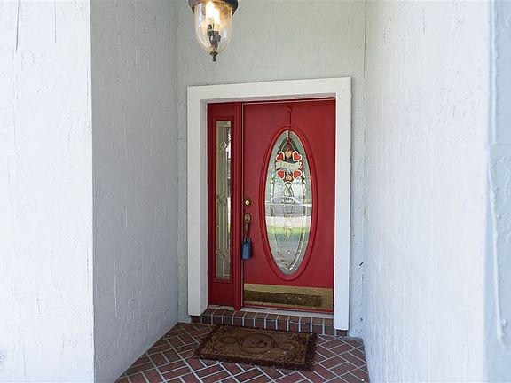 5th image of 300 Woodridge Ln