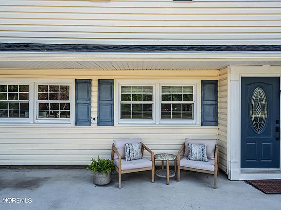 4th image of 27 Greenleaf Drive