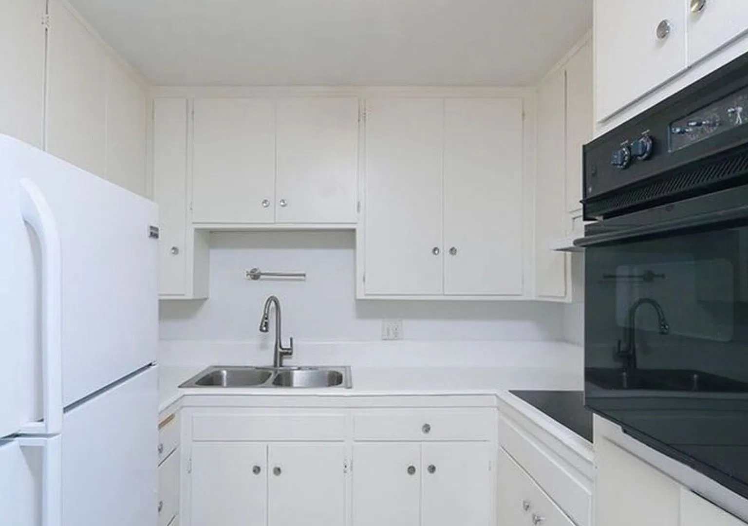 Spacious 1-Bedroom with Pool & Parking — Photo 3