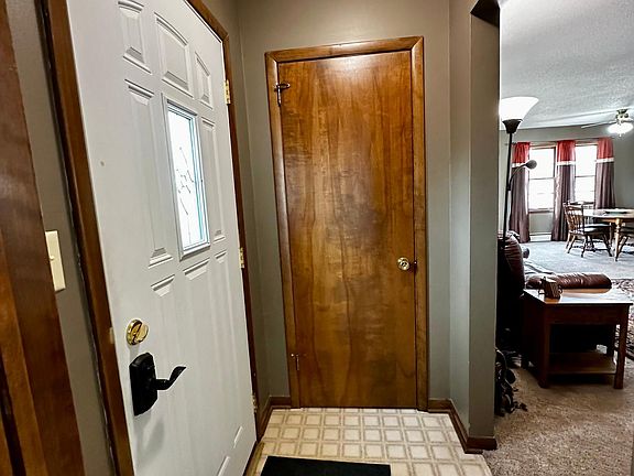 3rd image of 206 Maple St N