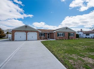 9 Marlin Dr, Copiague, NY 11726