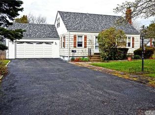 49 Regent St, East Patchogue, NY 11772
