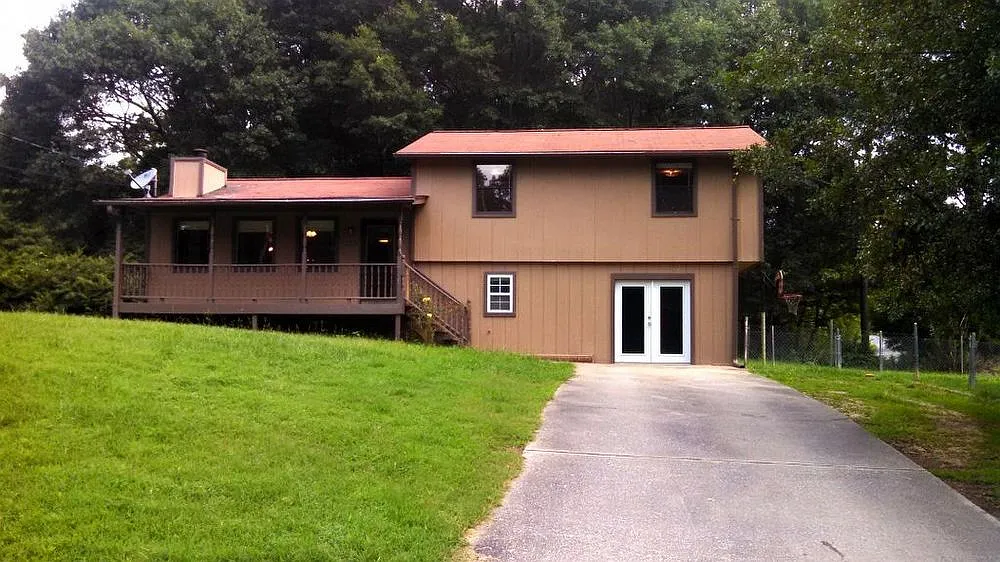 130 Woodbine Dr photo 1