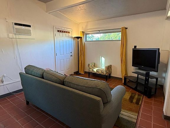 4th image of 813 Carlisle Blvd NE #L
