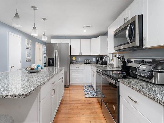 4th image of 22 Forest Hill Dr