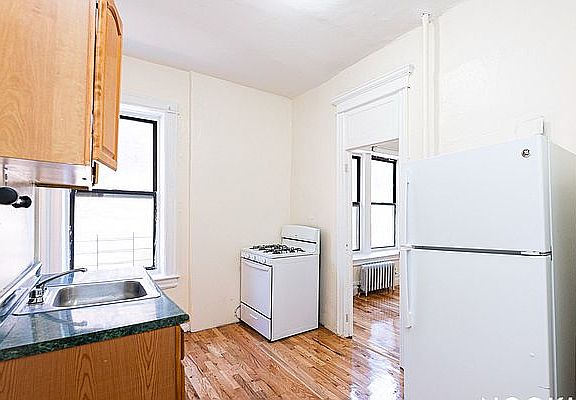 5th image of 110 Empire Blvd APT 3