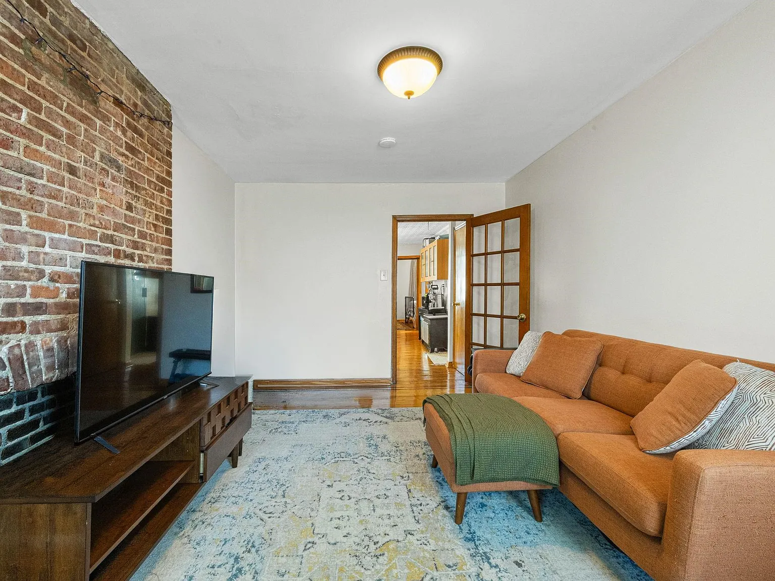 2 bed, 1.0 bath, $3,500 — Photo 2