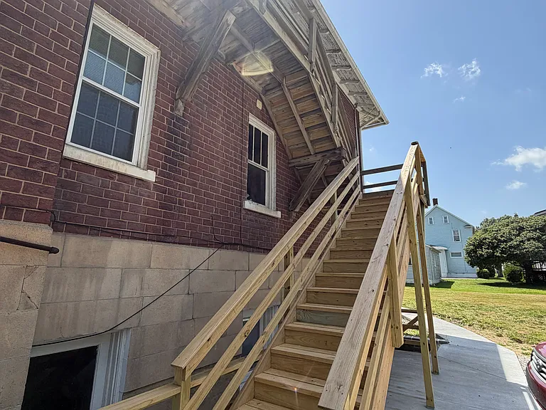 207 Glamorgan St NE — Photo 4