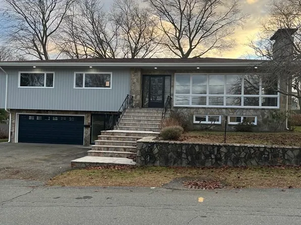 371 Highview Ave, Somerset, MA 02726