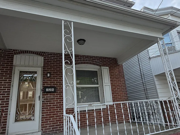 325 W Spring St — Photo 3