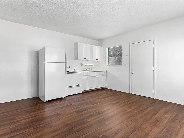 271 SW 1st St #1-4 — Photo 2