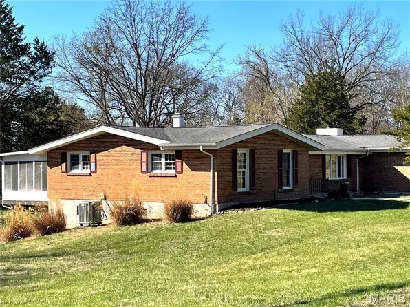 22 Coachman Ln, Villa Ridge, MO 63089