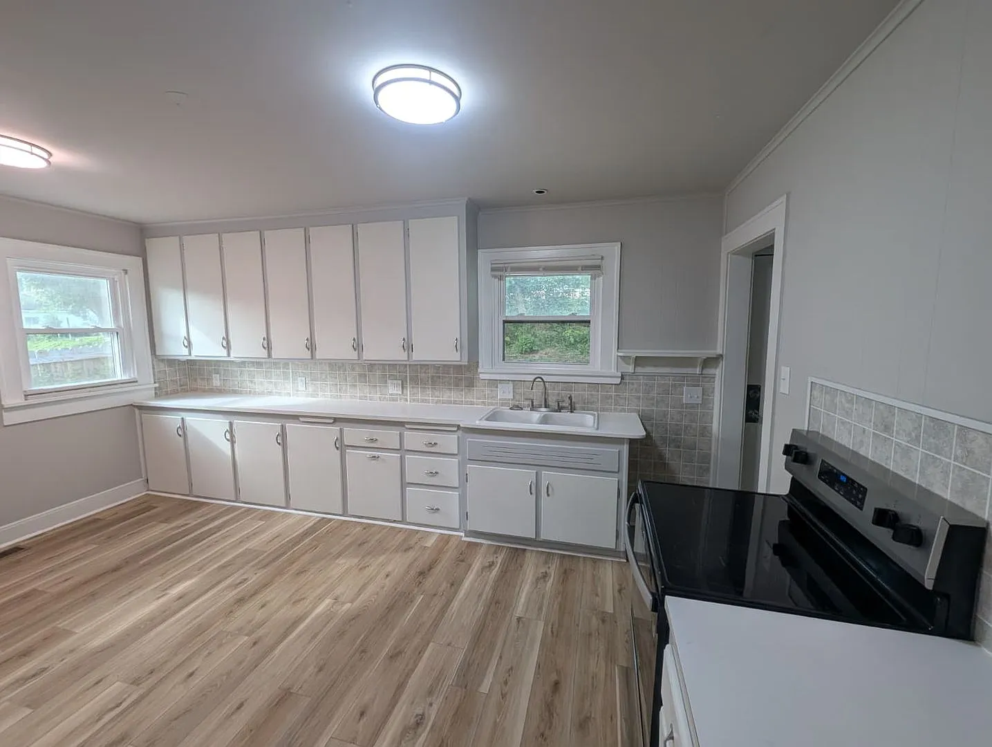 3 Bedroom, 2 Bathroom Home with Fenced Back Yard & Full Basement — Photo 4