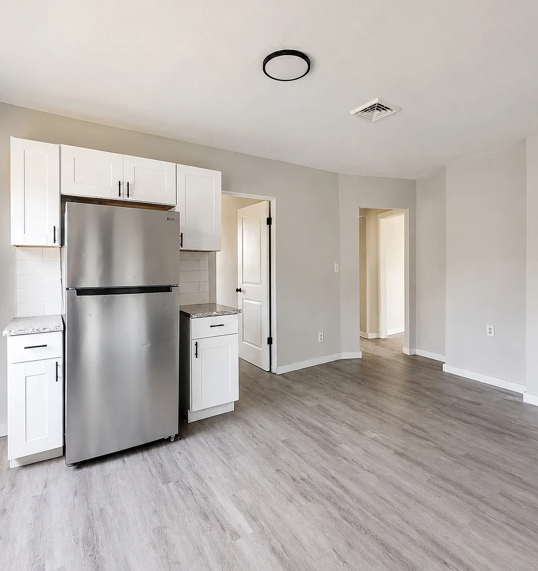 3 bed, 1.0 bath, 1300 sqft, $1,900 — Photo 4