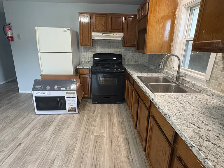 208 Main St #B — Photo 1