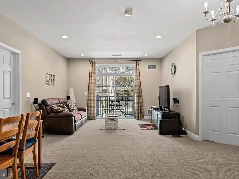 200 W Elm St #1207 — Photo 4