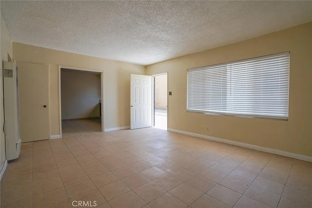 2 bed, 850 sqft, $2,400 — Photo 3