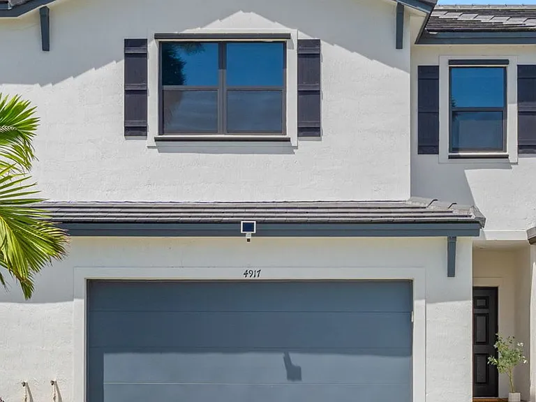 4917 Oakmont Dr — Photo 1