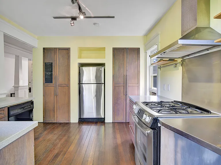 1517 Comox St #2 — Photo 8