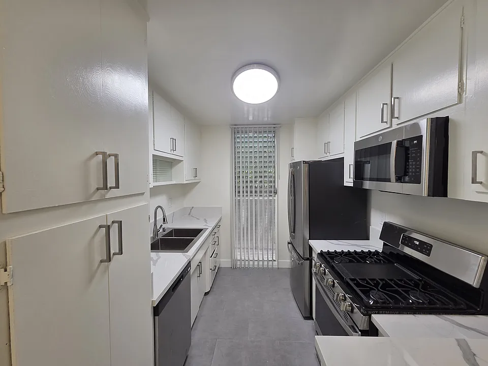 135 N Clark Dr #4