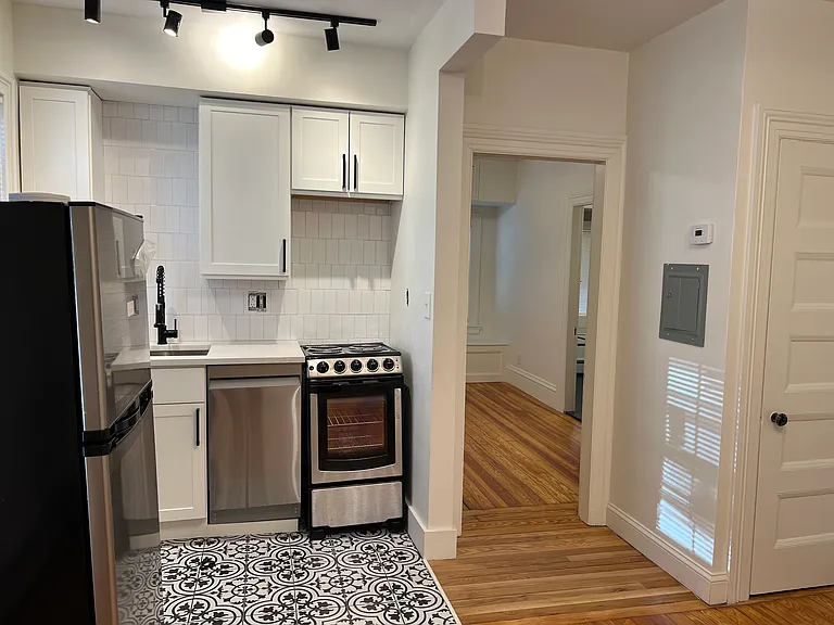 511 Angell St #3 — Photo 4