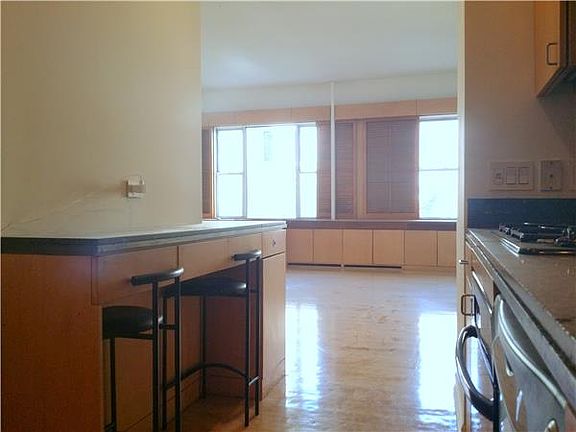3rd image of 244 E 60th St Frnt 3