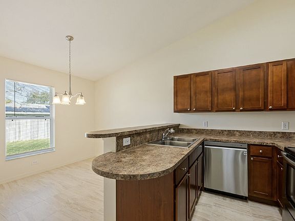 4th image of 2082 Foxwood Dr