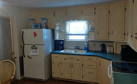 5th image of 611 W 29th St