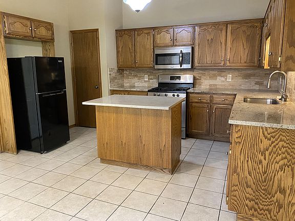 4th image of 1402 SW 23rd St