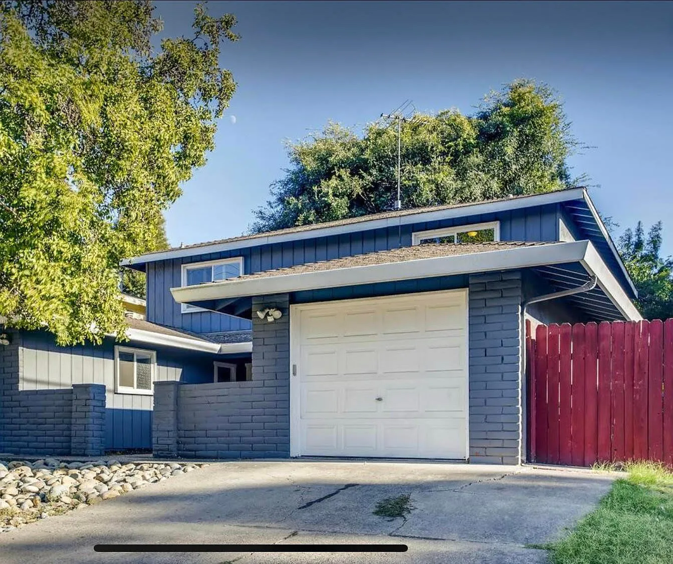 For rent next to Swanston Park with garage, fireplace, laundry hook-ups, dishwasher & a fenced yard! — Photo 1