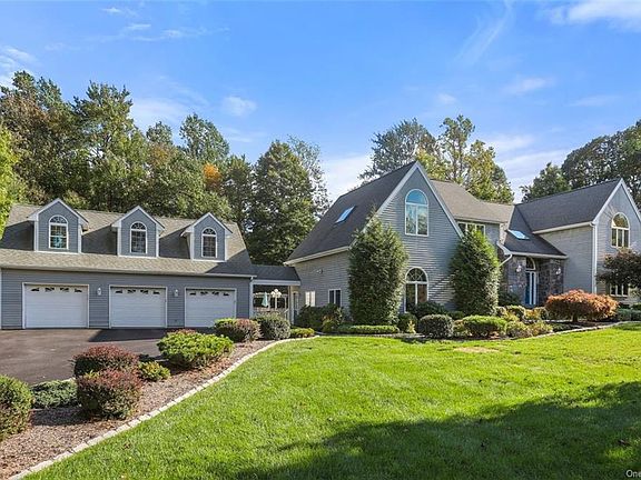 3rd image of 9 Oak Pond Ln