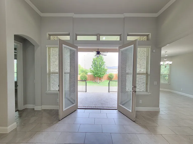 8915 Monument Parke — Photo 23