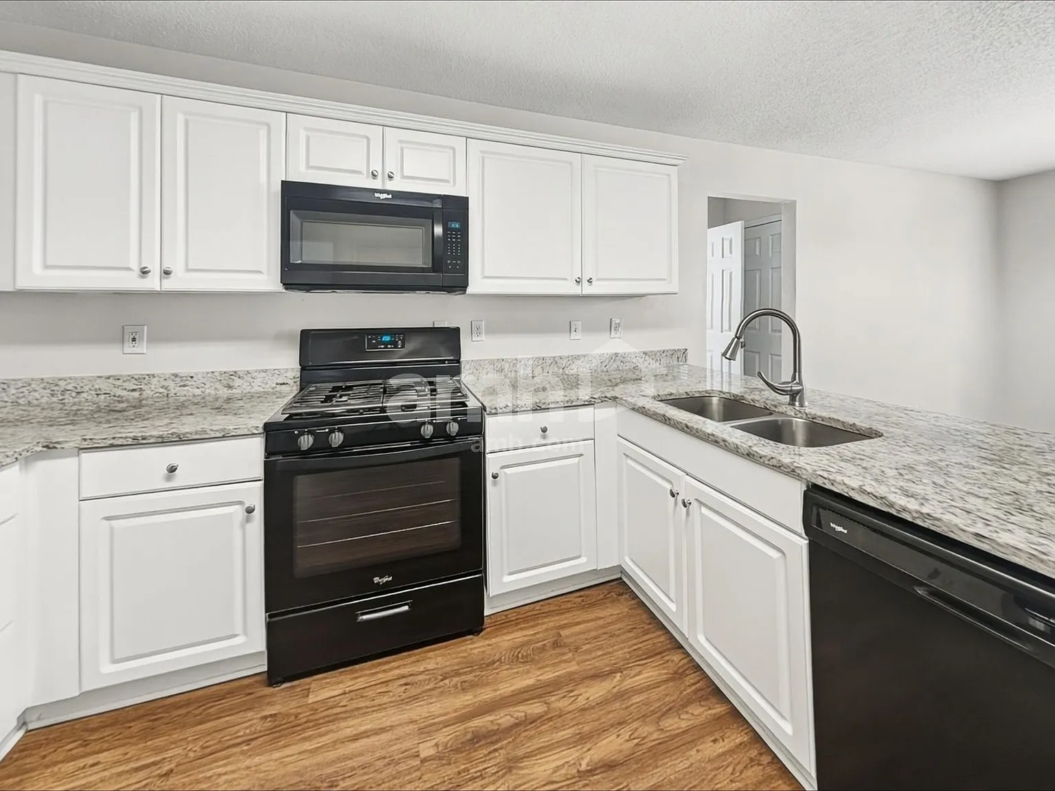 4 bed, 2.5 bath, 2464 sqft, $2,465 — Photo 4