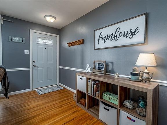 3rd image of 311 W Phyllis Ave