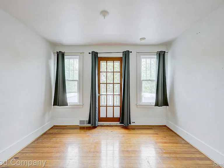 245 W Webster Ave — Photo 13