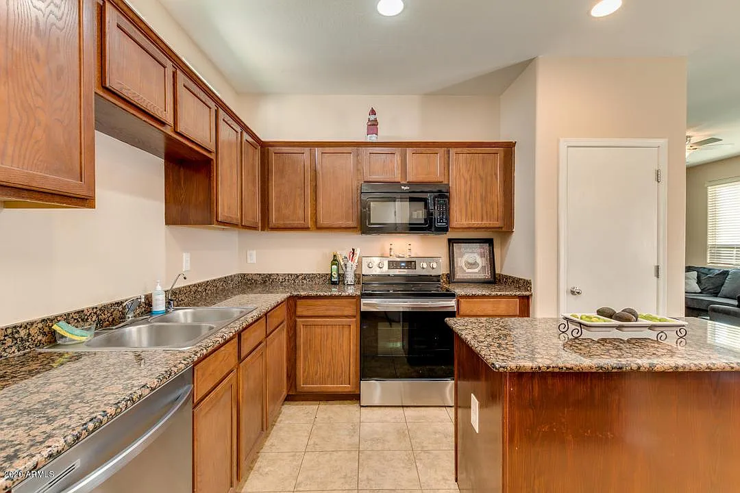 4 bed, 2.5 bath, 1991 sqft, $2,400 — Photo 3