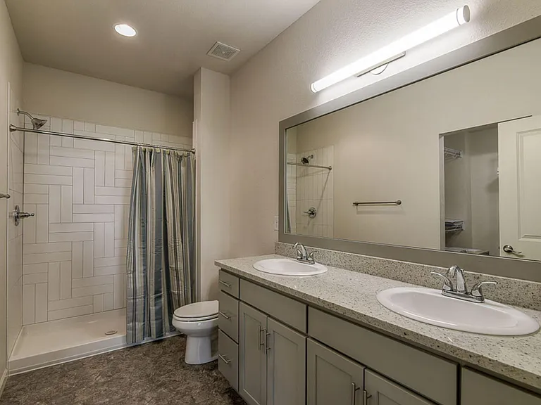Hollyberry - Master Bathroom
