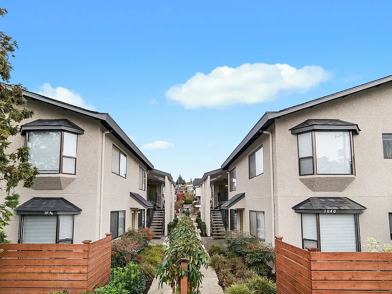 Alki 12 Apartments are located just blocks from Alki Beach. — Photo 13