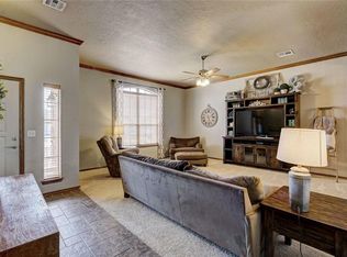 621 E Hillcrest Ln, Mustang, OK 73064
