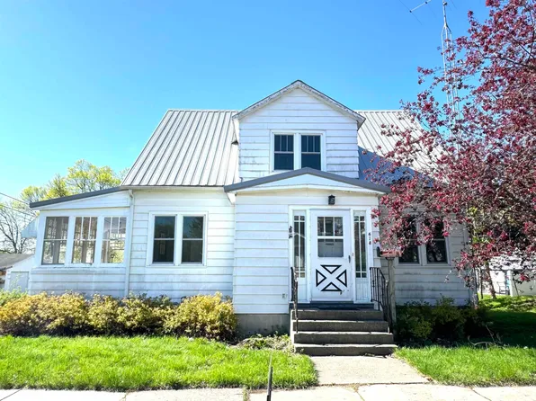 618 4th St, Reedsburg, WI 53959