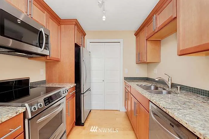 231 Belmont Ave E #401 — Photo 8