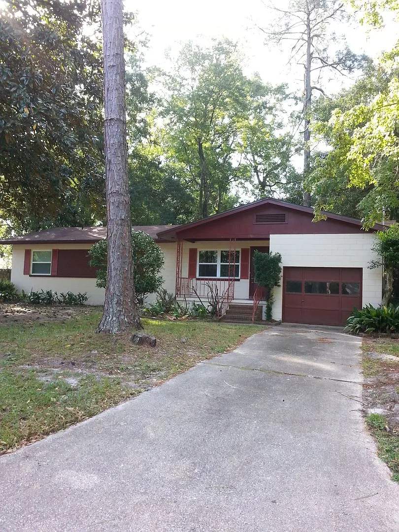 Beautiful Move-In Ready Home with Bonus Room! — Photo 1
