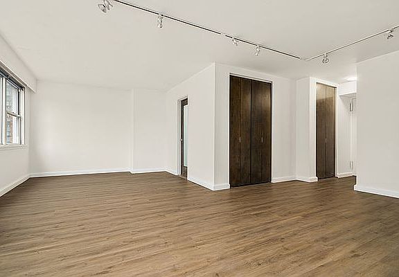 3rd image of 430 W 34th St APT 10-K