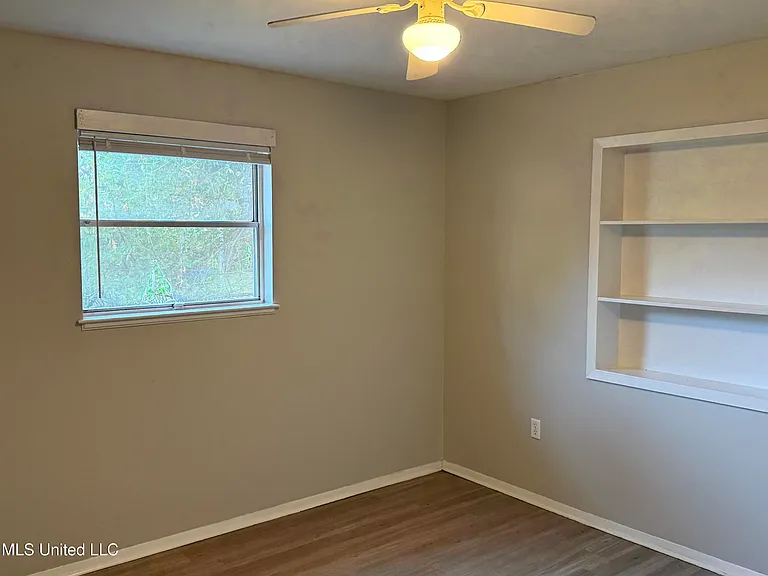 609 Academy Dr — Photo 14