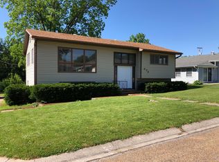 678 W Englewood Dr, Marshall, MO 65340